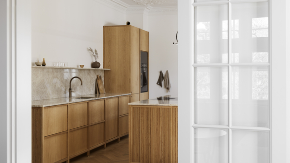 Moderne Küche mit BORA Kochfeld und Dunstabzug, minimalistisches Design in hellem Holz und Marmor. Moderne Küche mit BORA Kochfeld und Dunstabzug, minimalistisches Design in hellem Holz und Marmor.