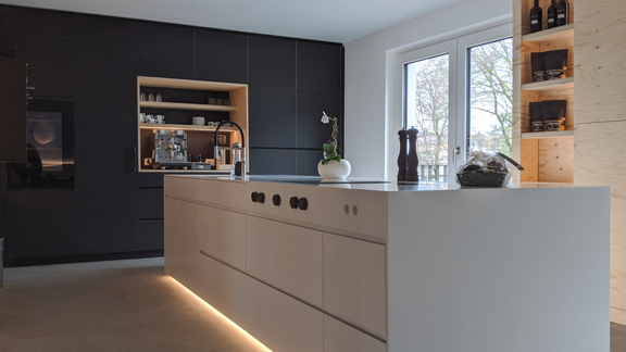 Moderne BORA Kücheninsel mit integriertem Kochfeld und Under-Cabinet-Beleuchtung in elegantem Design.