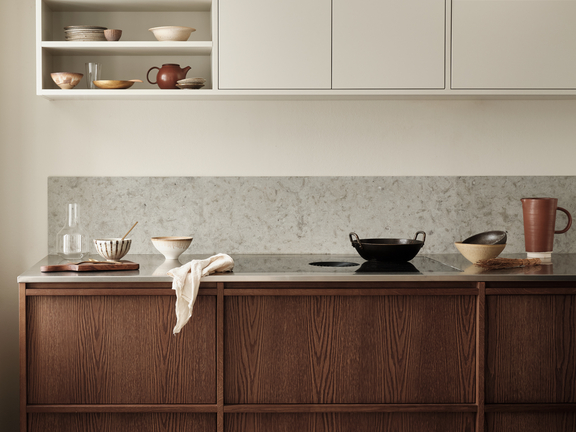 Moderne BORA Küche mit dunklen Holzschränken, weißer Oberschrankfront und integrierter Kochfeldabsaugung. Moderne BORA Küche mit dunklen Holzschränken, weißer Oberschrankfront und integrierter Kochfeldabsaugung.