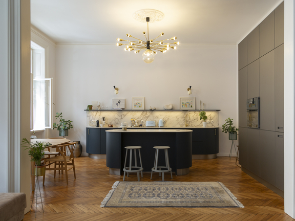 Moderne BORA Küche mit Kochinsel, Barhockern und integrierten Geräten in elegantem Design und hellem Ambiente.