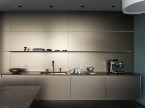 Moderne BORA Küchenzeile mit integriertem Spülbecken, Espresso-Maschine und minimalistischer Ästhetik. Moderne BORA Küchenzeile mit integriertem Spülbecken, Espresso-Maschine und minimalistischer Ästhetik.
