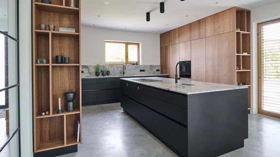 Moderne BORA Küche mit Kochinsel, integriertem Kochfeld und minimalistischer Holz- und Schwarz-Optik. Moderne BORA Küche mit Kochinsel, integriertem Kochfeld und minimalistischer Holz- und Schwarz-Optik.
