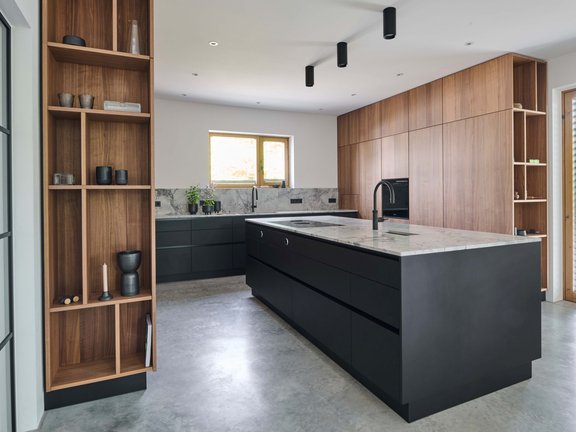 Moderne BORA Küche mit Kochinsel, integriertem Kochfeld und minimalistischer Holz- und Schwarz-Optik.