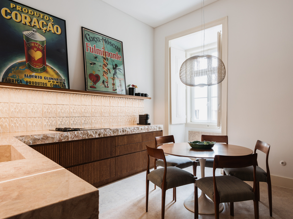 Moderne BORA Küche mit Granitarbeitsplatte, Kochfeld und stilvollem Essbereich in hellem, elegantem Design. Moderne BORA Küche mit Granitarbeitsplatte, Kochfeld und stilvollem Essbereich in hellem, elegantem Design.