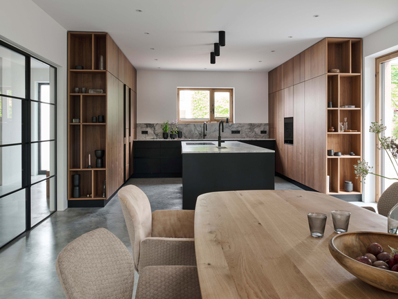 Moderne BORA Küche mit Holzfronten und zentraler Kochinsel, klar gestaltet und lichtdurchflutet. Moderne BORA Küche mit Holzfronten und zentraler Kochinsel, klar gestaltet und lichtdurchflutet.