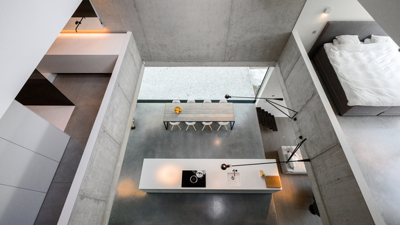 Moderne BORA Küche mit integriertem Kochfeld und zentralem Kochinsel-Design in offenem Wohnraum mit minimalistischer Einrichtung. Moderne BORA Küche mit integriertem Kochfeld und zentralem Kochinsel-Design in offenem Wohnraum mit minimalistischer Einrichtung.
