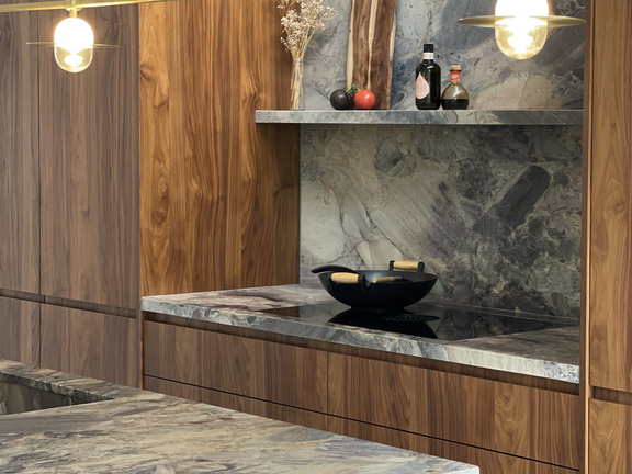 Moderne BORA Küche mit Holzfronten und Naturstein-Arbeitsplatte, elegant und funktional gestaltet. Moderne BORA Küche mit Holzfronten und Naturstein-Arbeitsplatte, elegant und funktional gestaltet.