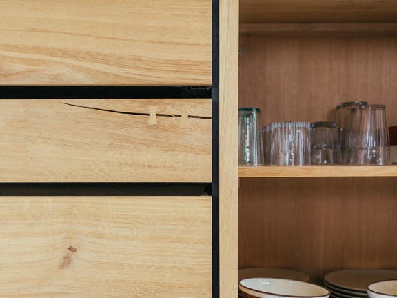 Offenes BORA Küchenregal aus Holz mit Gläsern und Schüsseln, modernes Design und praktische Aufbewahrung. Offenes BORA Küchenregal aus Holz mit Gläsern und Schüsseln, modernes Design und praktische Aufbewahrung.
