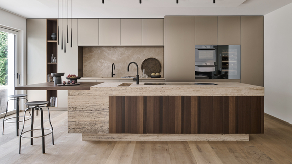 Moderne BORA Küche mit Kochfeldabzug, Holz- und Steinelementen sowie integrierten Geräten in offenem Wohnraum. Moderne BORA Küche mit Kochfeldabzug, Holz- und Steinelementen sowie integrierten Geräten in offenem Wohnraum.