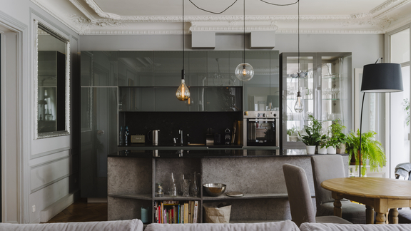 Moderne Küche mit BORA Kochfeld und Aktiv-Kohlefilter-Dunstabzug, graue Fronten und offene Wohnraumgestaltung. Moderne Küche mit BORA Kochfeld und Aktiv-Kohlefilter-Dunstabzug, graue Fronten und offene Wohnraumgestaltung.