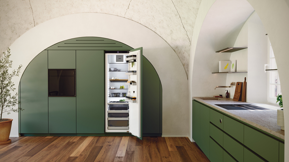 Moderne grüne BORA Küche mit integriertem offenem BORA Kühlschrank in elegantem Rundbogen-Design und Holzboden. Moderne grüne BORA Küche mit integriertem offenem BORA Kühlschrank in elegantem Rundbogen-Design und Holzboden.